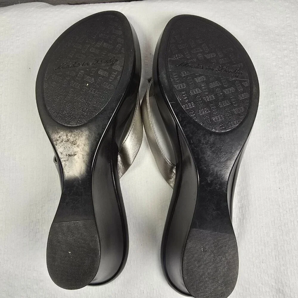 WOMENS ITALIAN SHOEMAKERS THONG WEDGE SANDAL SILVER SIZE 10  EUC - Picture 4 of 10